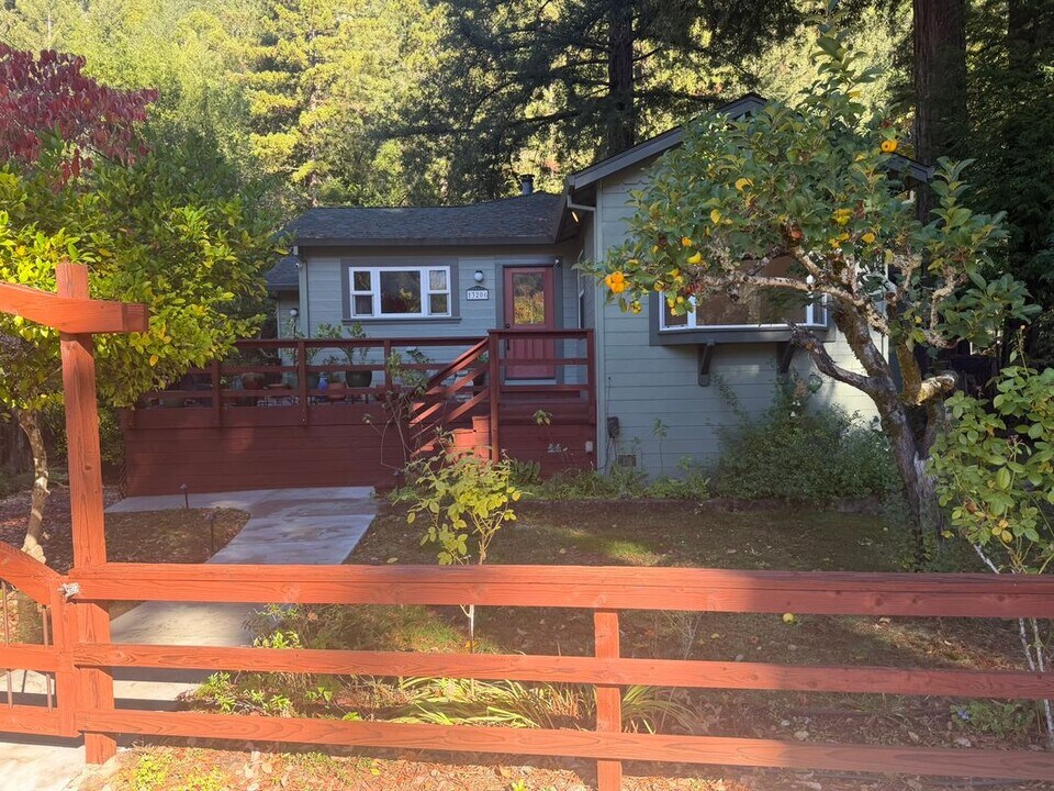 13206 Middleton Ave in Boulder Creek, CA - Foto de edificio