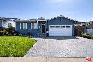 10870 Whitburn St in Culver City, CA - Building Photo