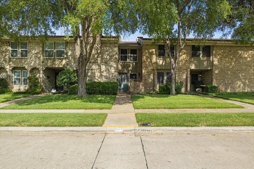 615 Towne House Ln, Unit 317 in Richardson, TX - Building Photo