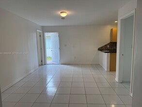 2522 NE 184th Terrace in North Miami Beach, FL - Foto de edificio - Building Photo