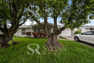 7025 Magnolia Valley Dr in New Port Richey, FL - Building Photo