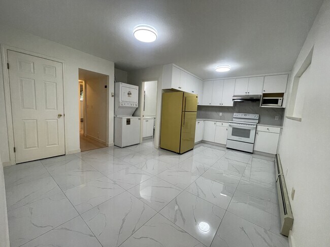 6629 Colborne Ave in Burnaby, BC - Building Photo - Building Photo