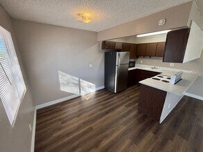 155 Westminster Way in Henderson, NV - Building Photo - Building Photo