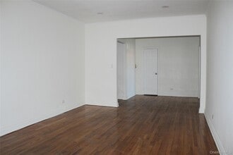 1 Ash Pl in Great Neck, NY - Building Photo - Building Photo