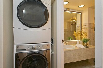 501 Hahaione St in Honolulu, HI - Building Photo - Building Photo