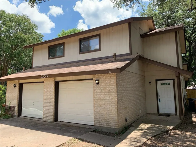 property at 301 Villa Oaks Cir