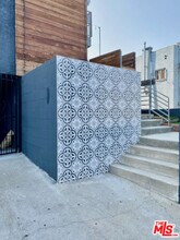 1217 N Virgil Ave in Los Angeles, CA - Foto de edificio - Building Photo