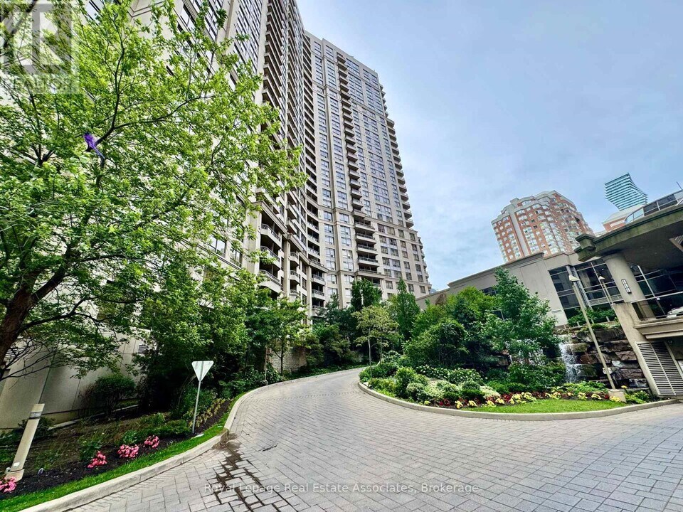 3888-3888 Duke of York Blvd in Mississauga, ON - Building Photo