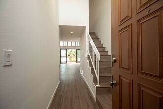 8180 Manitoba St, Unit 334 in Playa Del Rey, CA - Foto de edificio - Building Photo