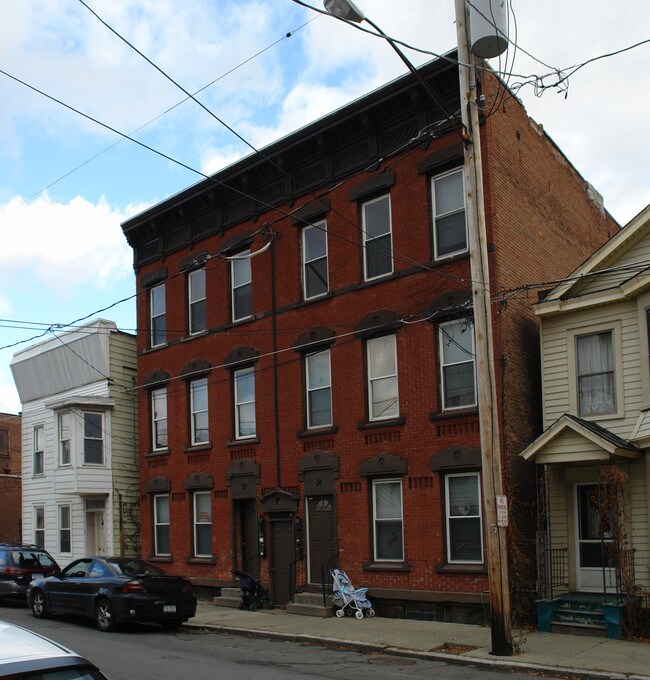 32 Main St in Cohoes, NY - Foto de edificio - Building Photo