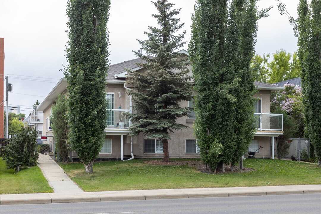 4819 55 St in Red Deer, AB - Building Photo