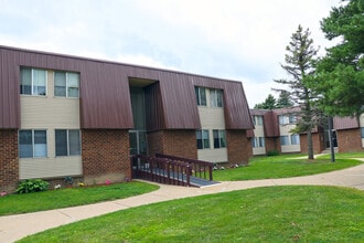 Pines Lapeer West Apartments in Lapeer, MI - Building Photo - Building Photo