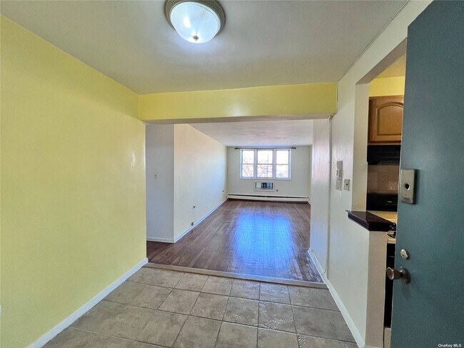 34-20 Parsons Blvd, Unit 5 in Queens, NY - Building Photo - Building Photo