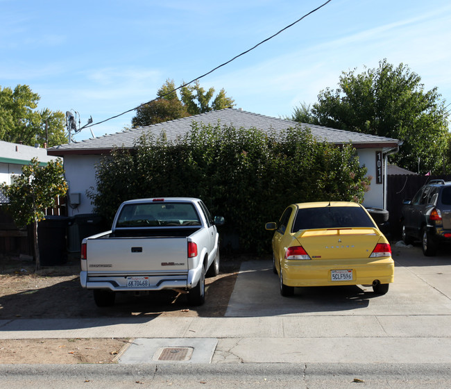 1011 Circuit Dr in Roseville, CA - Foto de edificio - Building Photo