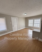 523 S Maple St in Dallas, NC - Building Photo - Building Photo