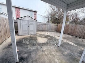 201 Crystal Ln in Sulphur, LA - Building Photo