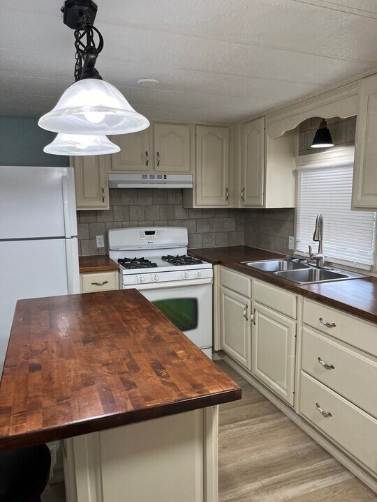 8376 Russell Ln in Cleveland, OH - Building Photo