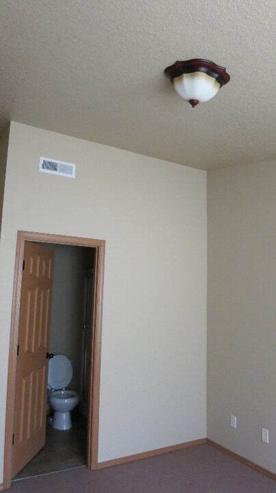 2979 SE 92nd Ave in Portland, OR - Foto de edificio