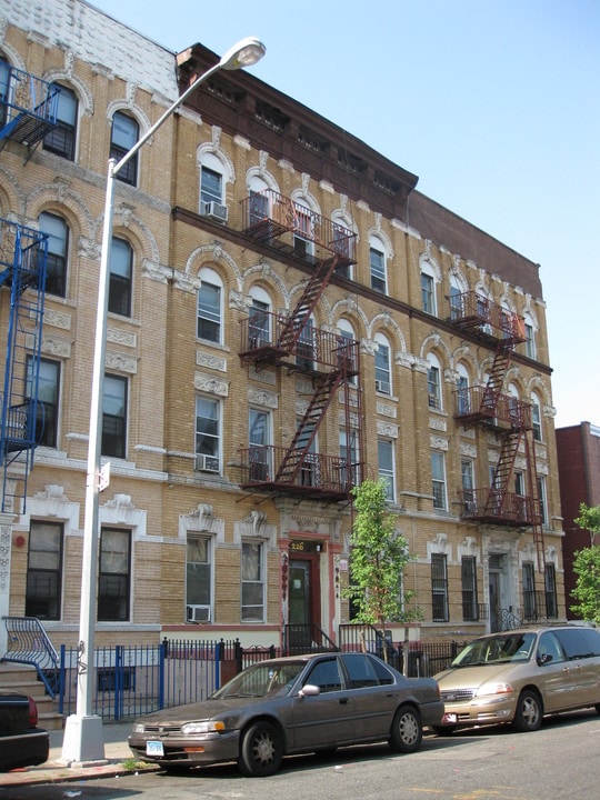 226 Pulaski Street in Brooklyn, NY - Foto de edificio