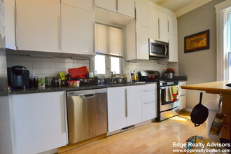 126 Summer St, Unit 1 in Watertown, MA - Foto de edificio - Building Photo