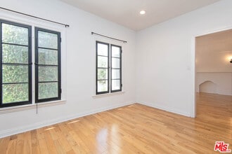 1085 Cloverdale Ave in Los Angeles, CA - Building Photo - Building Photo
