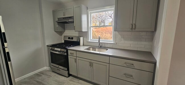 665 Milford Point Rd in Milford, CT - Building Photo - Building Photo