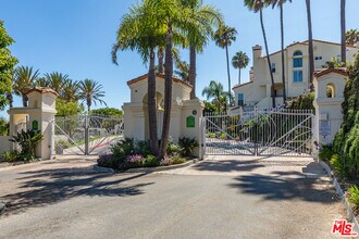 6451 Zuma View Pl in Malibu, CA - Building Photo - Building Photo