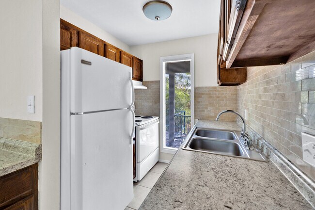 Sterling Oak Apartments in Weslaco, TX - Building Photo - Interior Photo