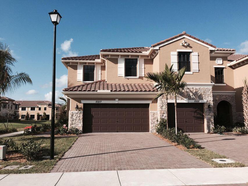10217 Wellington Parc Dr in Wellington, FL - Building Photo