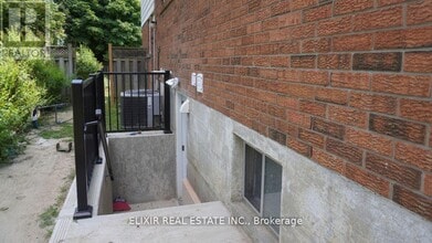 30 Trotters Ln in Brampton, ON - Building Photo - Building Photo