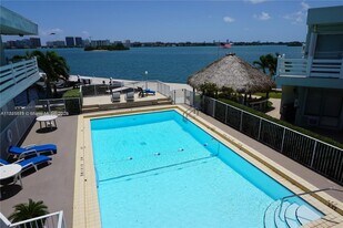 2700 NE 135th St in North Miami, FL - Building Photo