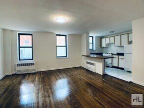 300 E 49th St in New York, NY - Building Photo - Building Photo