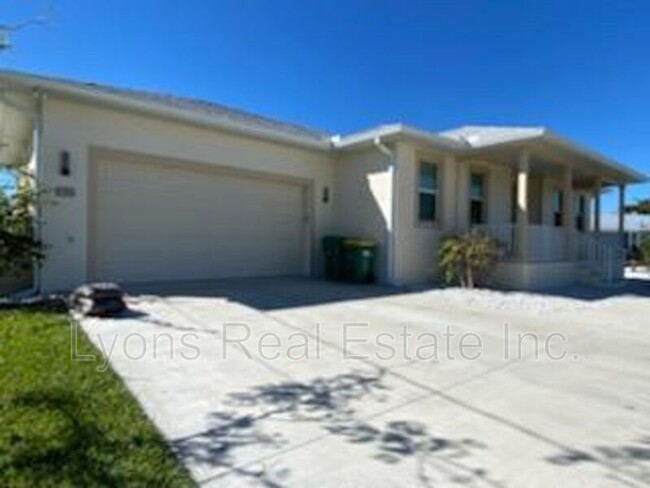 191 N Waterway Dr NW in Port Charlotte, FL - Foto de edificio - Building Photo