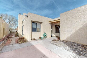 10513 Camino Del Oso NE in Albuquerque, NM - Building Photo - Building Photo