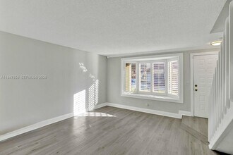 10102 SW 77th Ct in Miami, FL - Foto de edificio - Building Photo