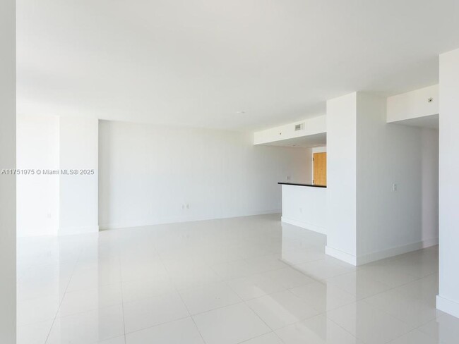 244 Biscayne Blvd, Unit 2002 in Miami, FL - Foto de edificio - Building Photo