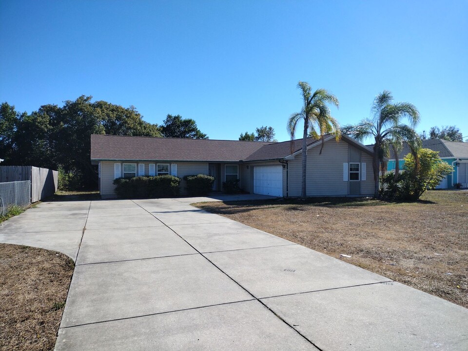 5286 Deltona Blvd in Spring Hill, FL - Building Photo