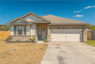 2220 Cedar Vly Dr in Conroe, TX - Building Photo