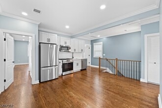 8 Essex St in Nutley, NJ - Foto de edificio - Building Photo