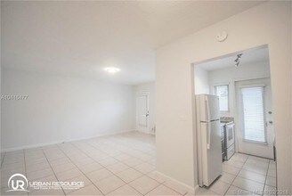 7311 Byron Ave-Unit -10 in Miami Beach, FL - Building Photo - Building Photo