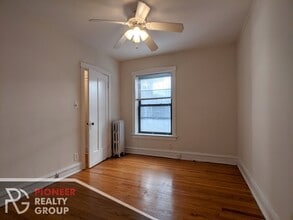 534 W Cornelia Ave, Unit 210 in Chicago, IL - Foto de edificio - Building Photo