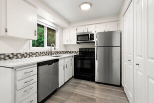 885 SE Lambert Cir in Gresham, OR - Building Photo