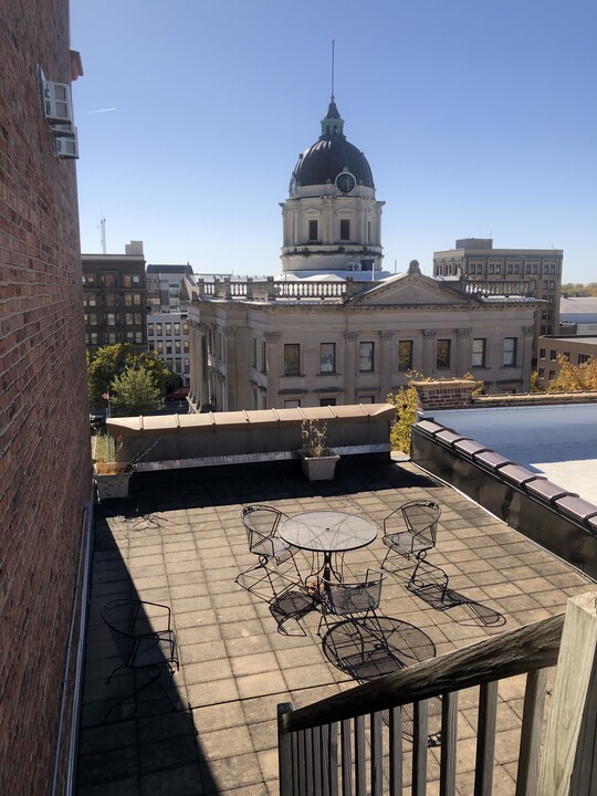 306 N Main St in Bloomington, IL - Foto de edificio