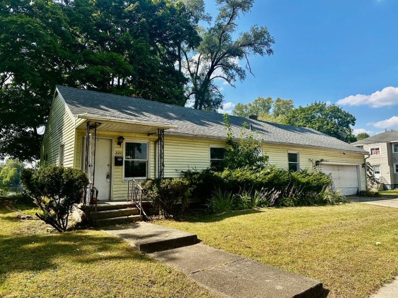 227 S Michigan St in Elkhart, IN - Building Photo