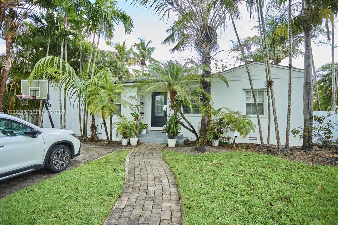 5755 Devonshire Blvd in Miami, FL - Building Photo