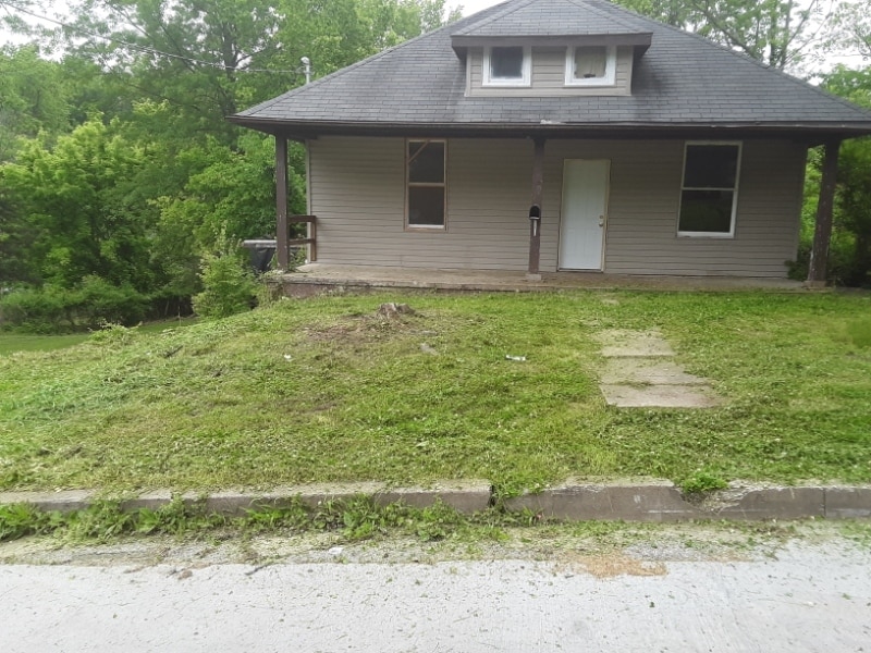 1122 Madeline St in Jefferson City, MO - Building Photo