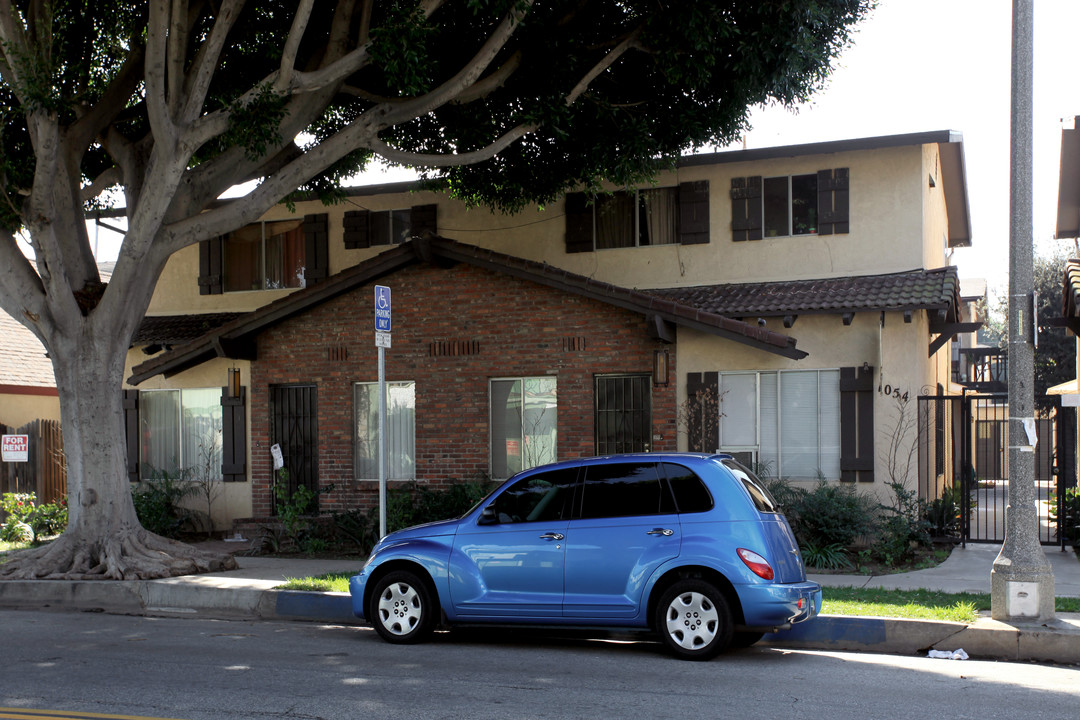 Holly Oak in Long Beach, CA - Building Photo