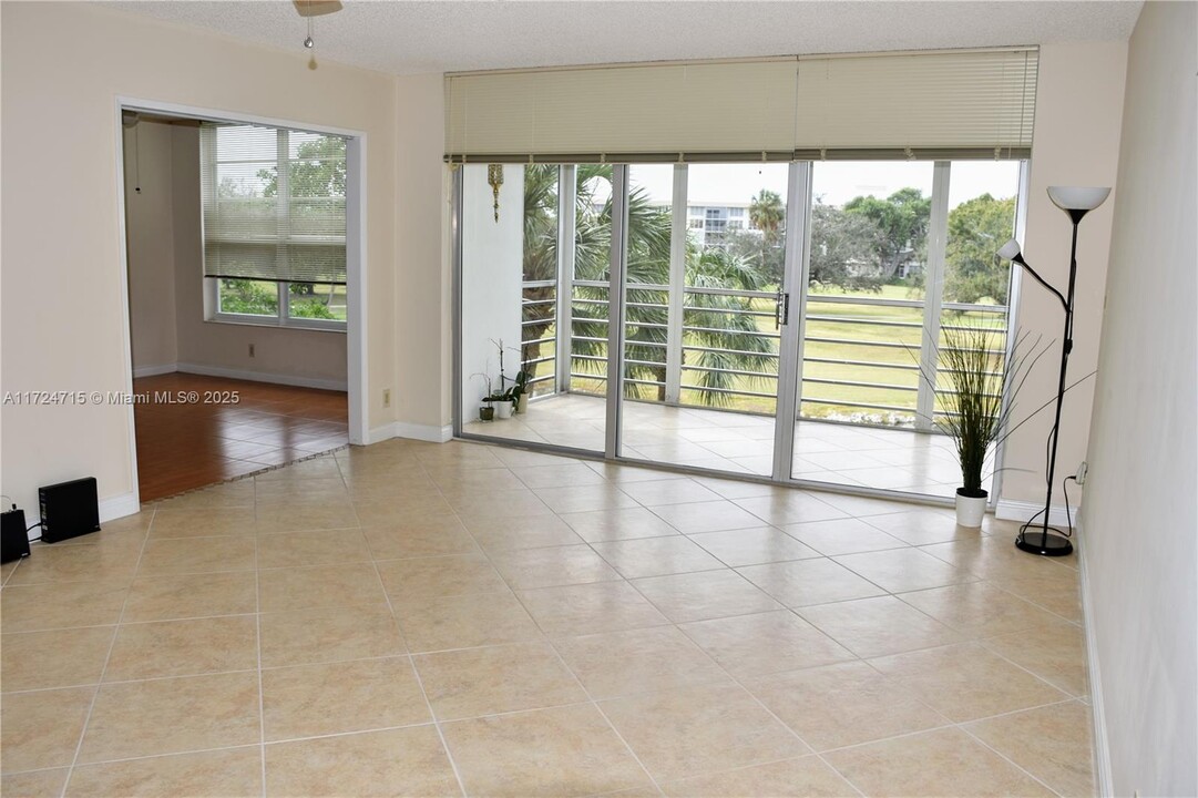 565 Oaks Ln in Pompano Beach, FL - Building Photo