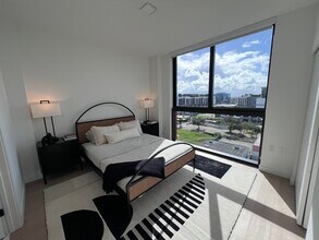 161 NW 32nd St, Unit B1 in Miami, FL - Building Photo - Building Photo