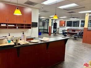 7353 Canoga Ave in Los Angeles, CA - Building Photo - Building Photo